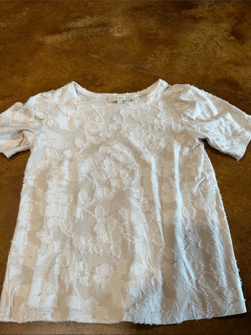 LOFT pale pink and White Textured Floral Short Sleeve Tee
